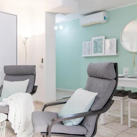 Tiny House In Apartment *